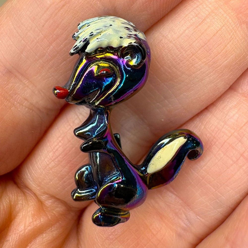 Skunk Pin Brooch Mini Collectible Jewelry Animal Iridescent Enamel Vtg